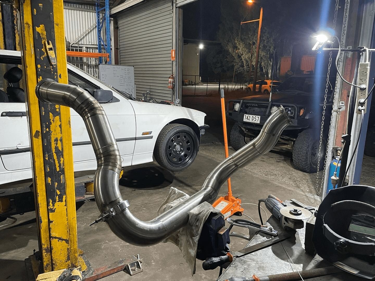 Exhaust on the hoist